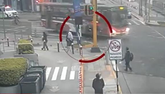 Difunden imágenes del accidente en Miraflores donde un joven a bordo de un scooter fue arrollado por un bus de la empresa Chama. (Captura: América Noticias)