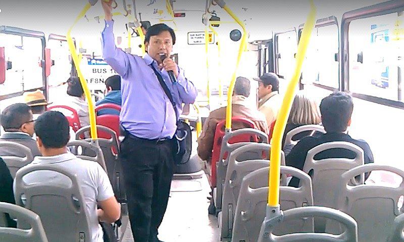 Profesor dicta clases en los buses sobre la historia del Perú [VÍDEO]