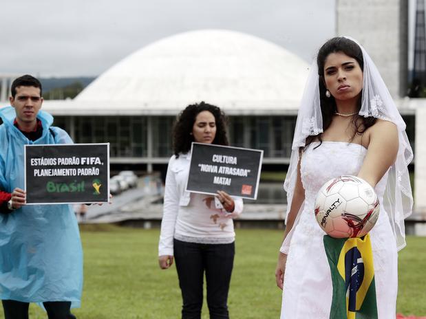 Mundial de Brasil 2014: Mujer vestida de novia protesta por retraso en construcción de estadios