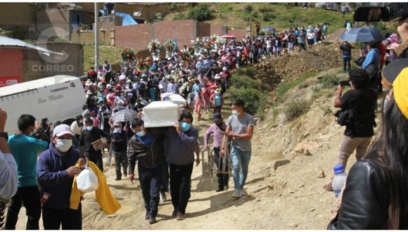 Pobladores de San Miguel del Ene, en Junín, el día que enterraron a sus familiares asesinados por una columna senderista en mayo último. (Foto: CORREO)
