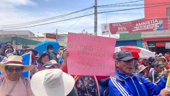 Correo se encuentra en la manifestación pública que los pobladores de la Asociación API realizan en los exteriores de la Municipalidad Provincial de Arequipa. (Foto: GEC)