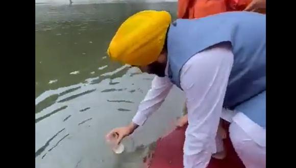 Bhagwant Mann bebiendo agua de un rio sagrado en Sultanpur Lodhi, Punjab (India). (Foto: Captura de video)