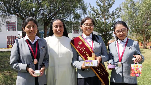 Dan premio a alumna con mayor cultura general sobre Arequipa