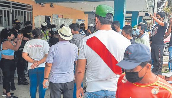 Un grupo de trabajadores se manifestó fuera de las sedes de la municipalidad de Aguas Verdes y el Gobierno Regional de Tumbes.