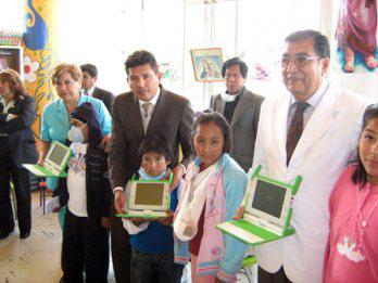 Entregan 27 laptop a I.E.40036