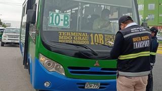 Ejecutan operativos contra choferes que lleven pasajeros de pie