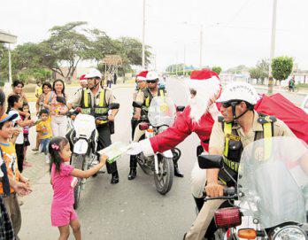 Papá Noel PNP regaló juguetes