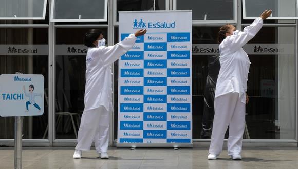 Especialistas indican que es conveniente practicar estas actividades recreativas con quienes vivimos en casa por lo menos cinco veces a la semana. (Foto: EsSalud)