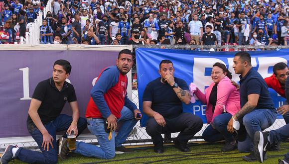 Aficionados del Querétaro y aficionados del Atlas originaron un conato de pelea que terminó invadiendo la cancha, durante un juego correspondiente a la jornada 9 del Torneo Clausura 2022 de la Liga MX. (Foto: EFE/Sebastián Laureano Miranda)
