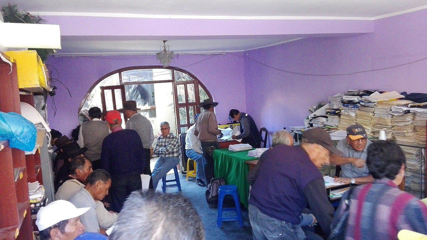 Adultos mayores esperan ser incluidos en lista para recuperar aportes 