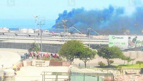 Incendio en puerto de TISUR en Matarani alarma a pobladores (VIDEO)