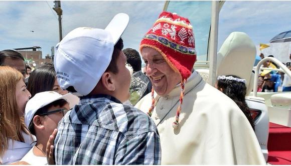 Niño regala un chullo al Papa Francisco en su paso por Buenos Aires (VIDEO)