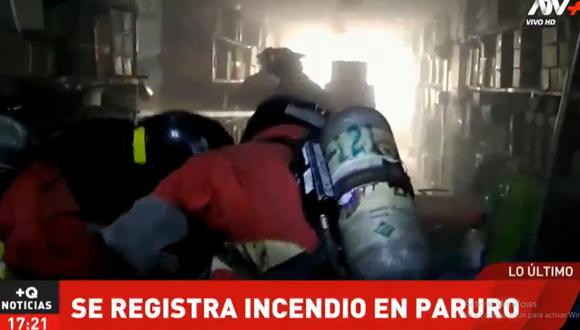 Unas siete unidades de los bomberos controlaron amago de incendio en galería del jirón Paruro. (Foto: Captura ATV)