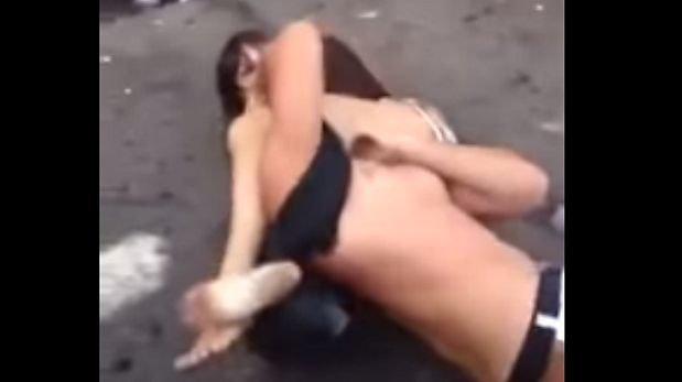 YouTube: Mujer aplica llave de lucha libre a su pareja que no pelee (VIDEO)