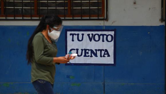 Funcionaria de la ONPE indicó que los centros de votación cerrarán sus puertas a las 7 de la noche. (Foto: Mario Zapata N.)