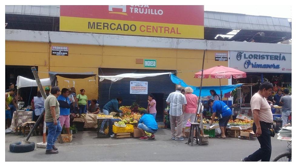 Comerciantes ofrecen sus productos en los exteriores del Mercado Central (VIDEO)