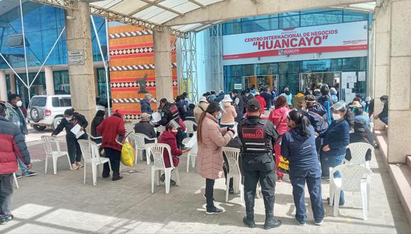 Llegaron de todos los distritos de Huancayo para ser inoculados y protegerse de la COVID-19