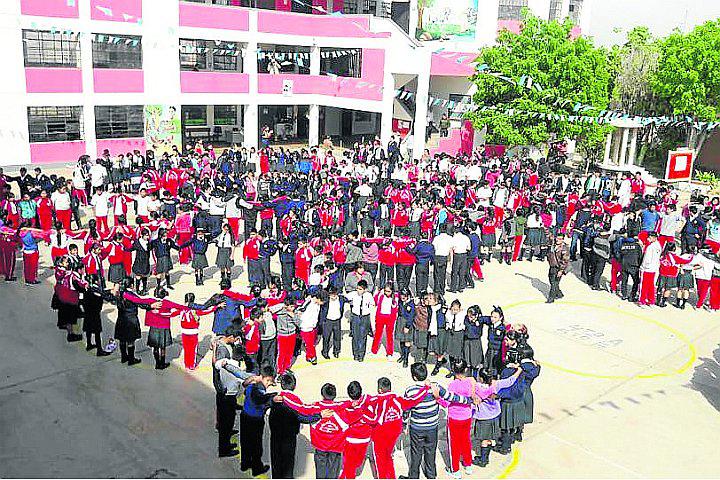 Escolares estudian en aulas destruidas y declaradas inhabitables tras terremoto de 2007