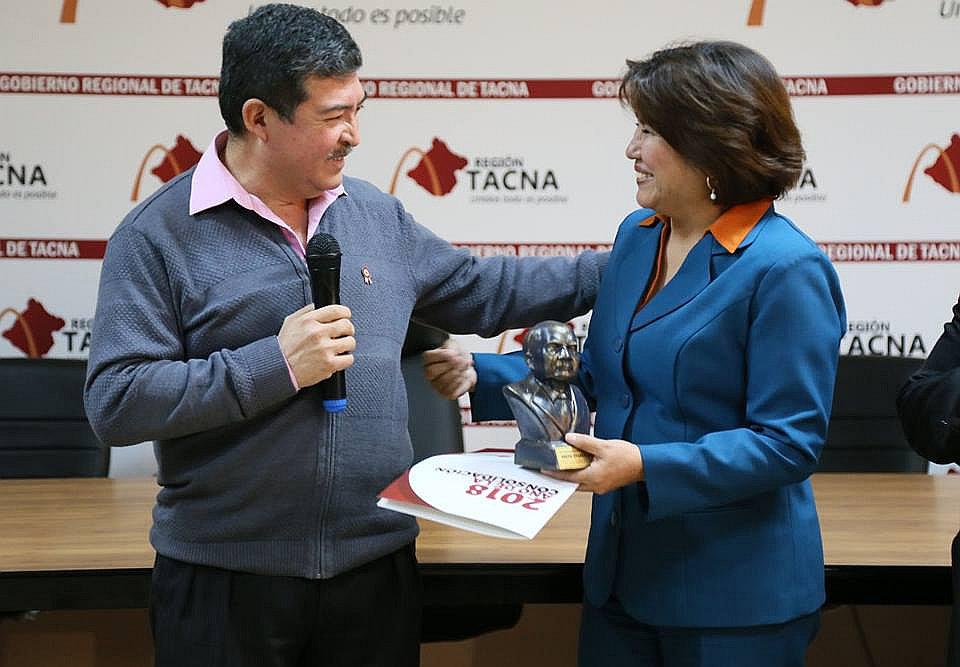 Reconocen a personas que enaltecieron a Tacna en diferentes eventos