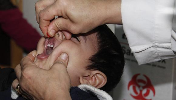 Un médico suministra una dosis de vacuna contra la polio a un niño durante la campaña de vacunación organizada por el Gobierno para evitar la propagación de la enfermedad.