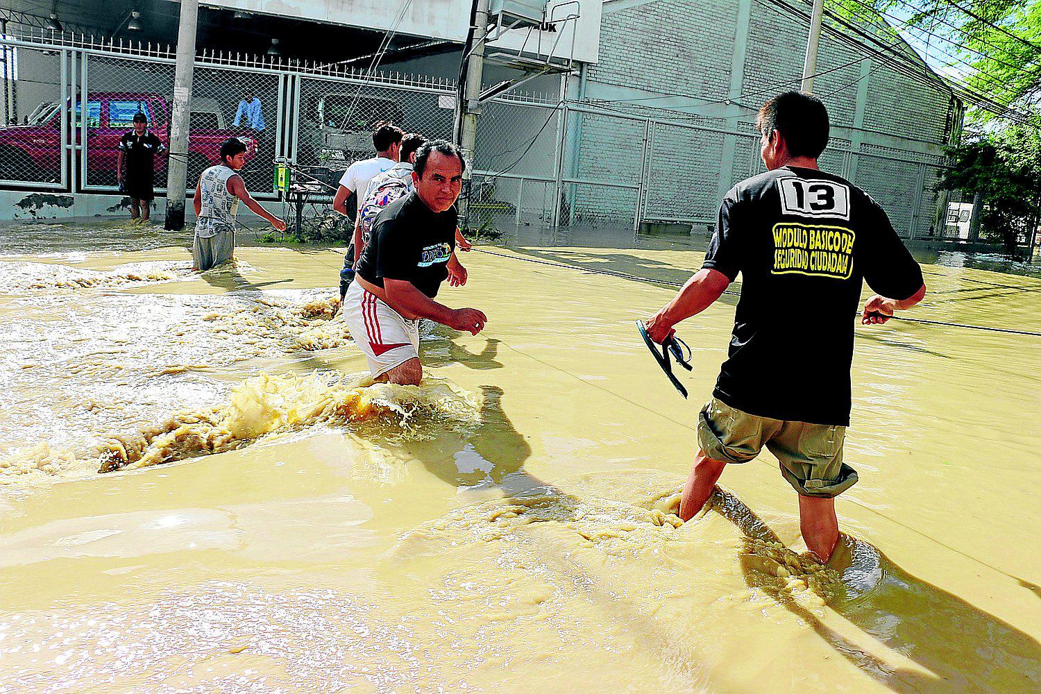 Inundación: Piura amanece con el agua hasta el pecho
