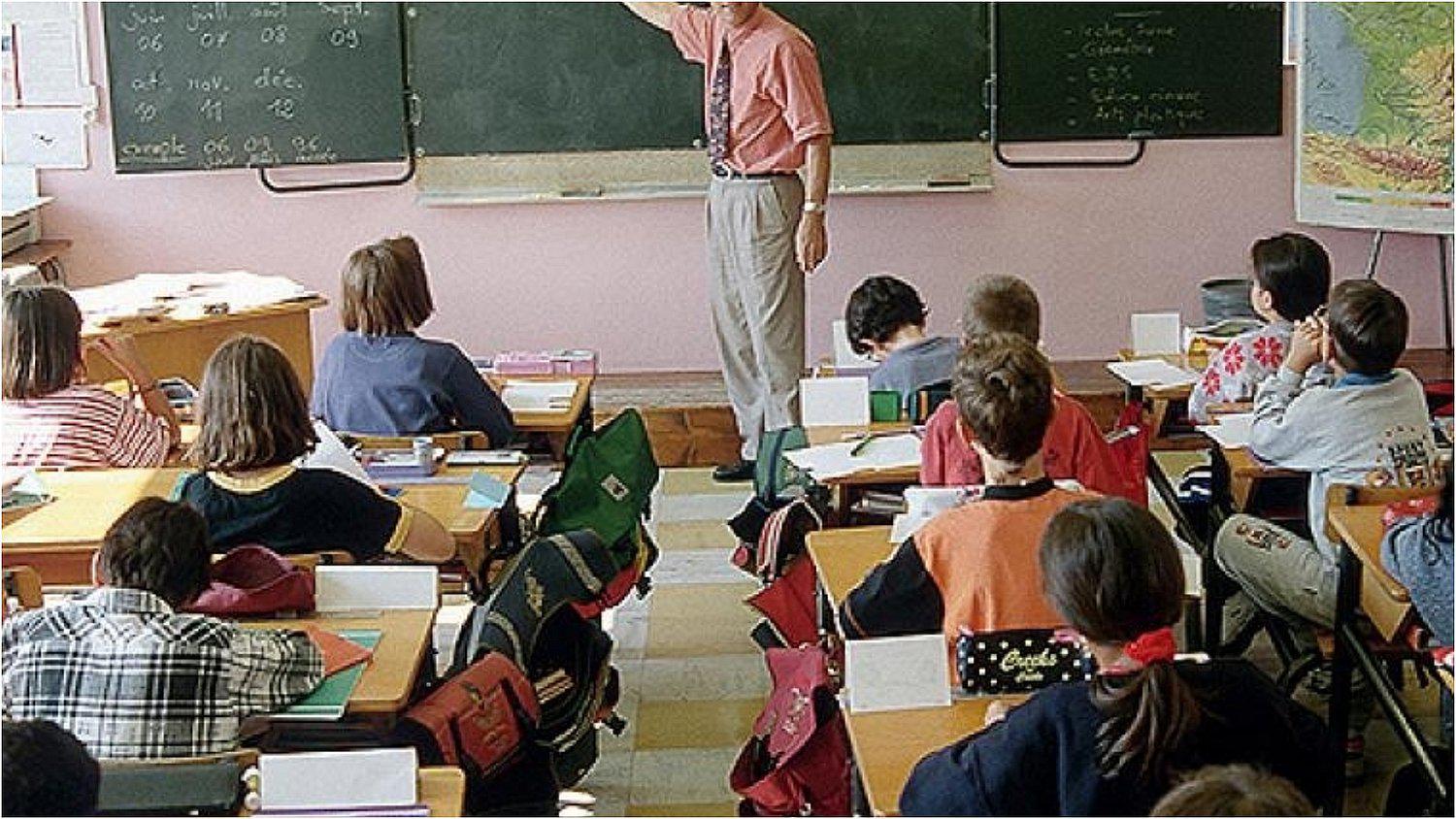 Profesor roba dinero del viaje de promoción de sus alumnos para pagar sus deudas 