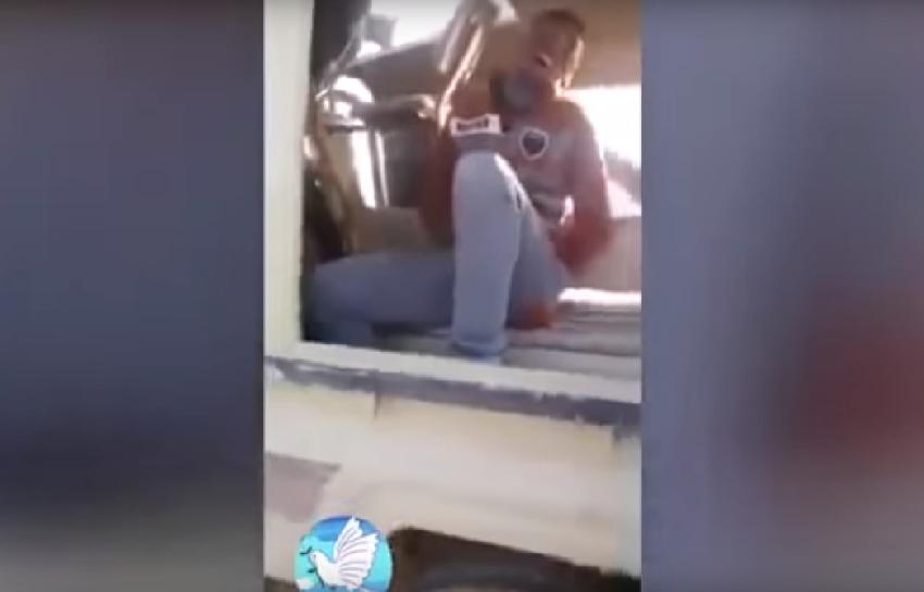 Francotirador del ISIS llora como un niño tras ser capturado por fuerzas kurdas (VIDEO)