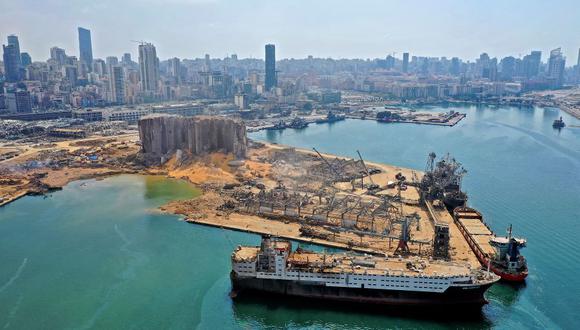 Una vista aérea muestra parcialmente el puerto de Beirut, el silo de granos dañado y el cráter causado por la colosal explosión de una pila de nitrato de amonio almacenada durante años sin ningún control. (Foto: AFP).