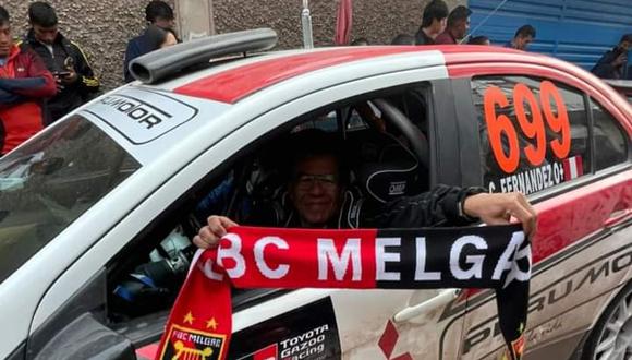 Piloto arequipeño lleva los colores rojinegros en su carro. (Foto: Difusión)