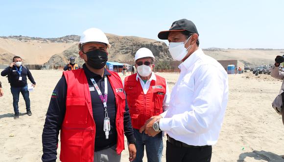 El ministro del Ambiente, Wilber Supo, visitó la playa Cavero de Ventanilla, una de las más afectadas por el desastre ecológico. (Foto: Ministerio del Ambiente / Flickr)