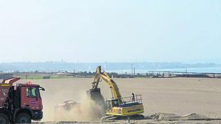 La Libertad: El alcalde apoya el arenamiento de la playa en Huanchaco 