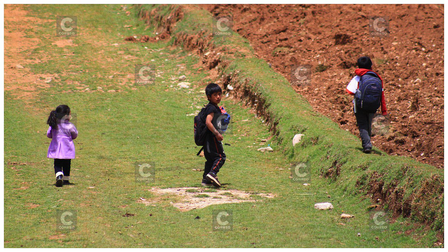 CAMPAÑA NAVIDEÑA: Los niños de Cullhuas caminan 4 kilómetros para llegar a la escuela