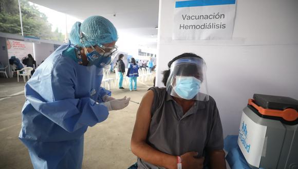 Momentos en que una de las personas que recibe sesiones de hemodiálisis es vacunada contra el COVID-19 en Jesús María. (Foto: Britanie Arroyo / @photo.gec)