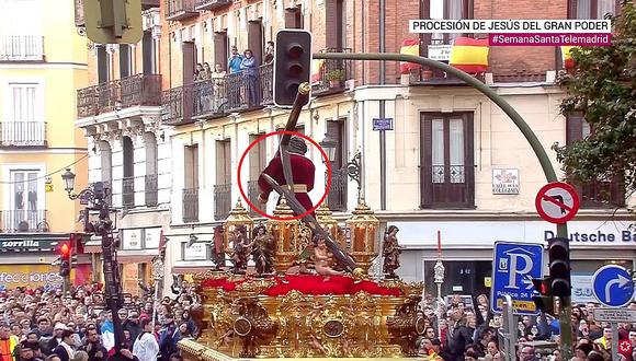 YouTube: Estatua de Jesús se rompe al chocar con semáforo durante procesión por Semana Santa (VIDEO)