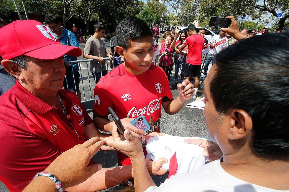 Selección Peruana: Jugadores firmaron autógrafos y se tomaron 'selfies' con hinchas (FOTOS)