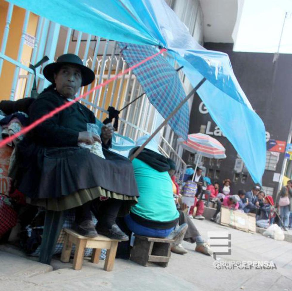 Padres de familia hacen cola en colegio durante 4 días seguidos
