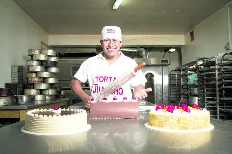 Fidel Medina: "Vendemos en promedio ochenta pasteles al día"