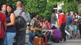 San Luis: Padres de familia hacen largas colas fuera del colegio inicial Niño Jesus de Prada para separar matrícula (VIDEO)