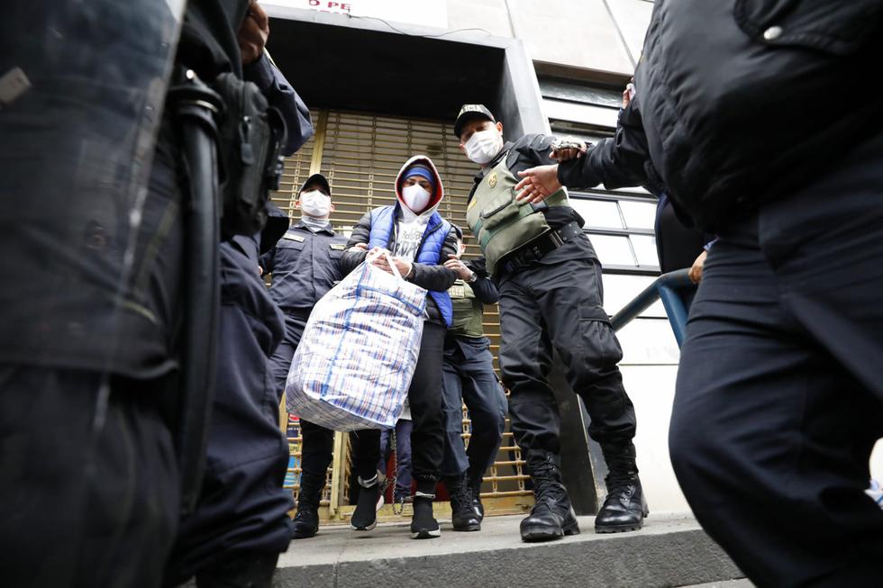 El cumbiambero dejó la carceleta del Poder Judicial de Lima para ser trasladado al penal donde cumplirá su prisión preventiva. (Foto: César Bueno @photo.gec)