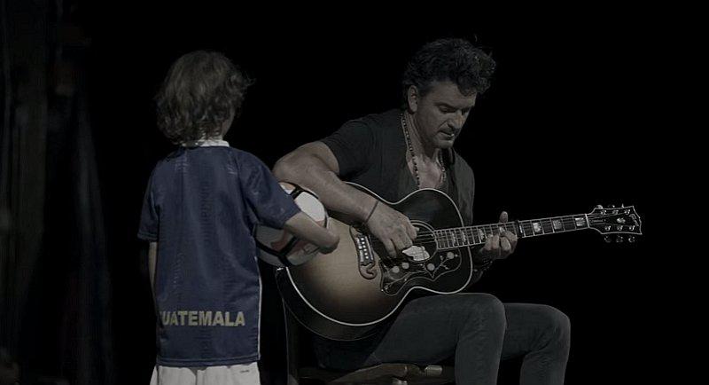 ​YouTube: Ricardo Arjona estrena videoclip en el que participa su hijo