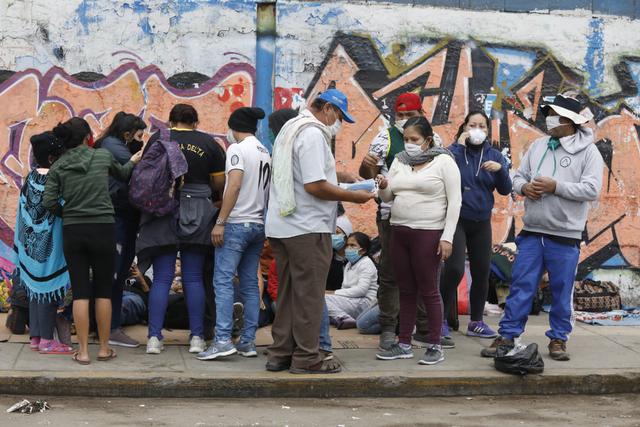 Decenas de adultos y niños esperan viaje humanitario a Pucallpa en San Martín de Porres. Fotos: Diana Marcelo