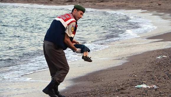 Foto de niño ahogado es símbolo de la triste tragedia que viven los migrantes