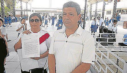 Padres se oponen al retorno de un docente