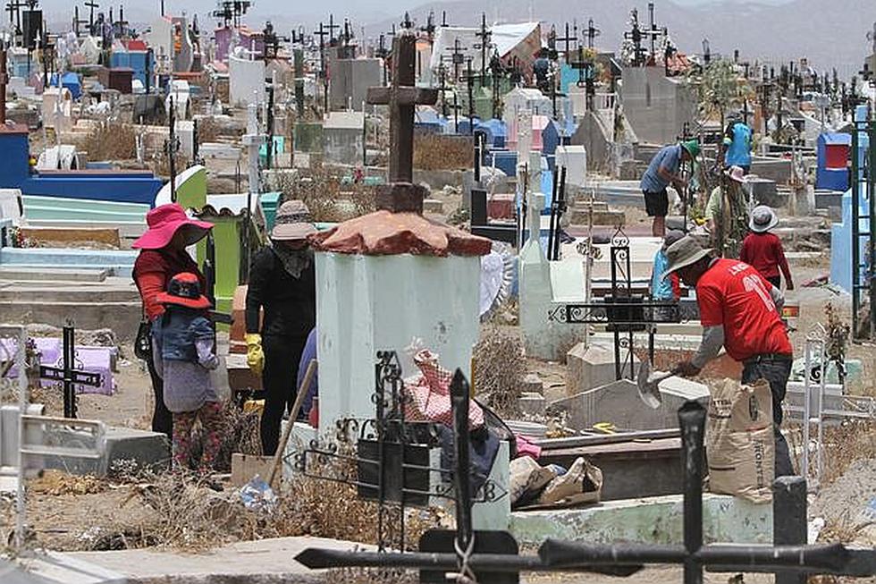 Cientos de personas acuden a cementerio El Ángel de Mariano Melgar