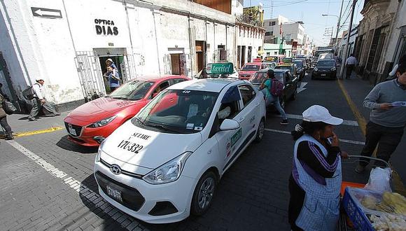 Alexander Cornejo, presidente de la Federación de Taxistas de Arequipa, anunció que este martes realizarán una marcha rodante por las principales vías de la ciudad en protesta a la suba del combustible. (Foto: Referencial)
