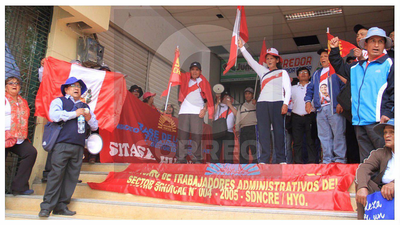 ​Administrativos protestan con camisetas frente al gobierno regional de Junín (VIDEO)