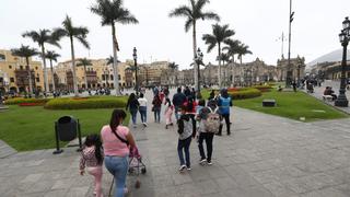 Plaza de Armas de Lima es reabierta al público tras retiro de rejas que limitaban su acceso