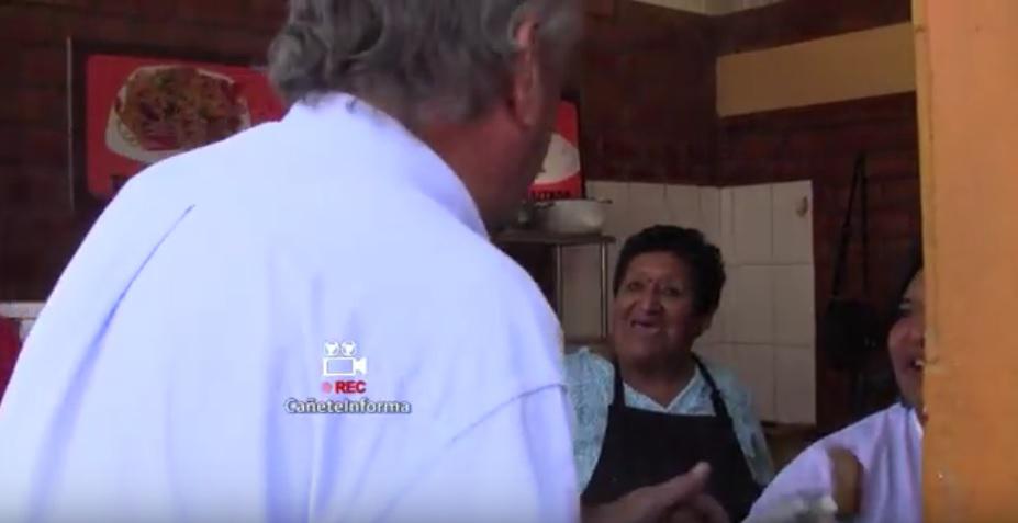 ¿Otra vez? Alfredo Barnechea rechaza trozo de chicharrón de humilde restaurante en Cañete (VIDEO)