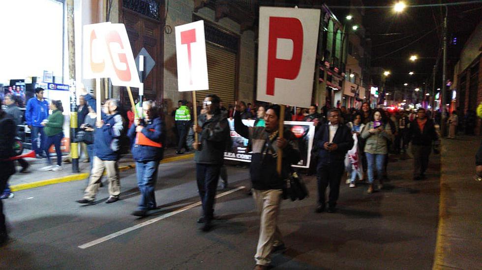 Población sale a la calle para demostrar su alegría por disolución del Congreso por el presidente Vizcarra