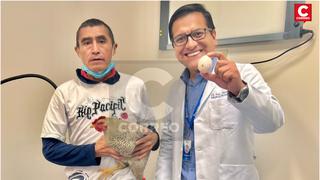 Paciente regala gallina a doctor que lo salvó de tumor luego de operación en el Iren Centro